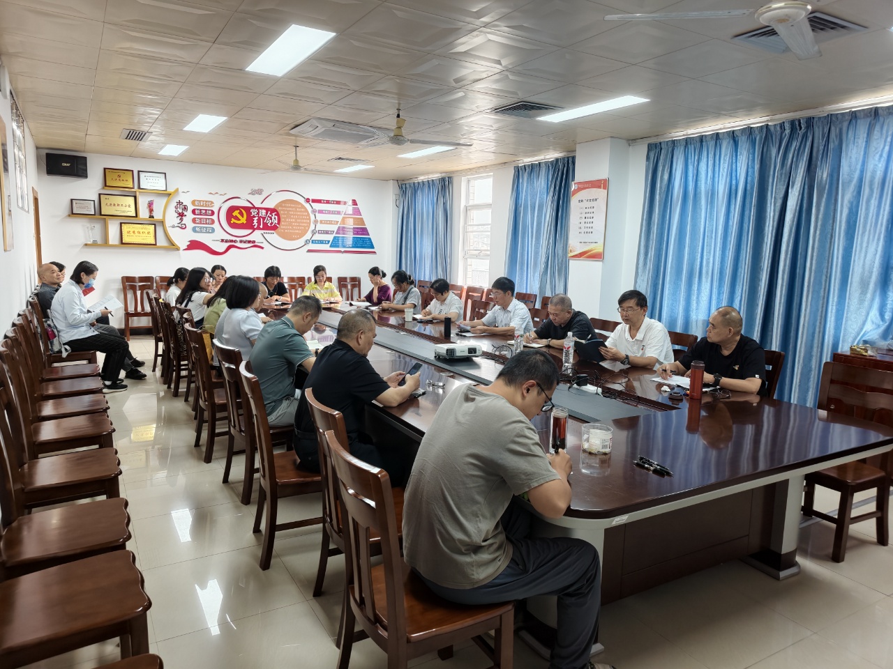 深学细悟铸忠诚 笃行实干强作风——图书馆党支部召开作风建设专题学习会