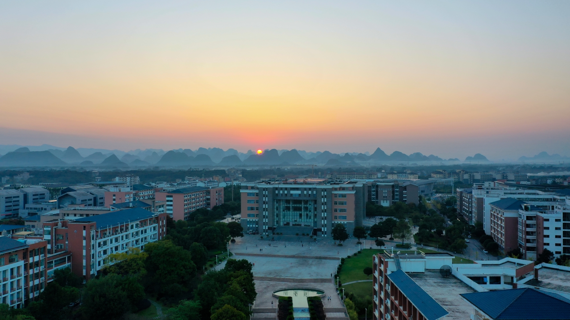 黄昏中的俯瞰雁山校区图书馆